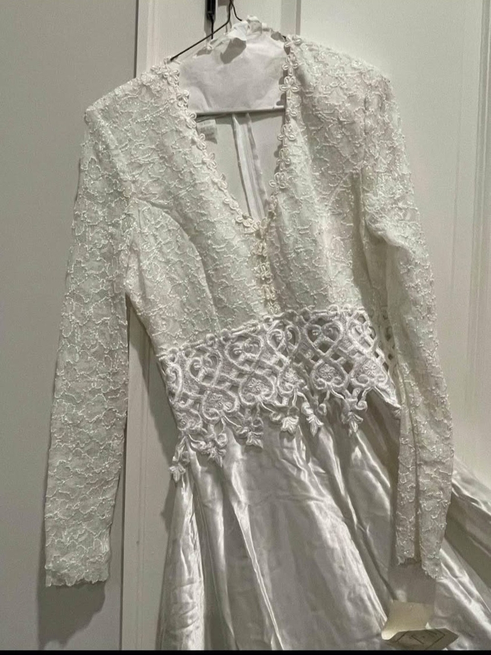 Elegant White Lace Long-Sleeve Dress